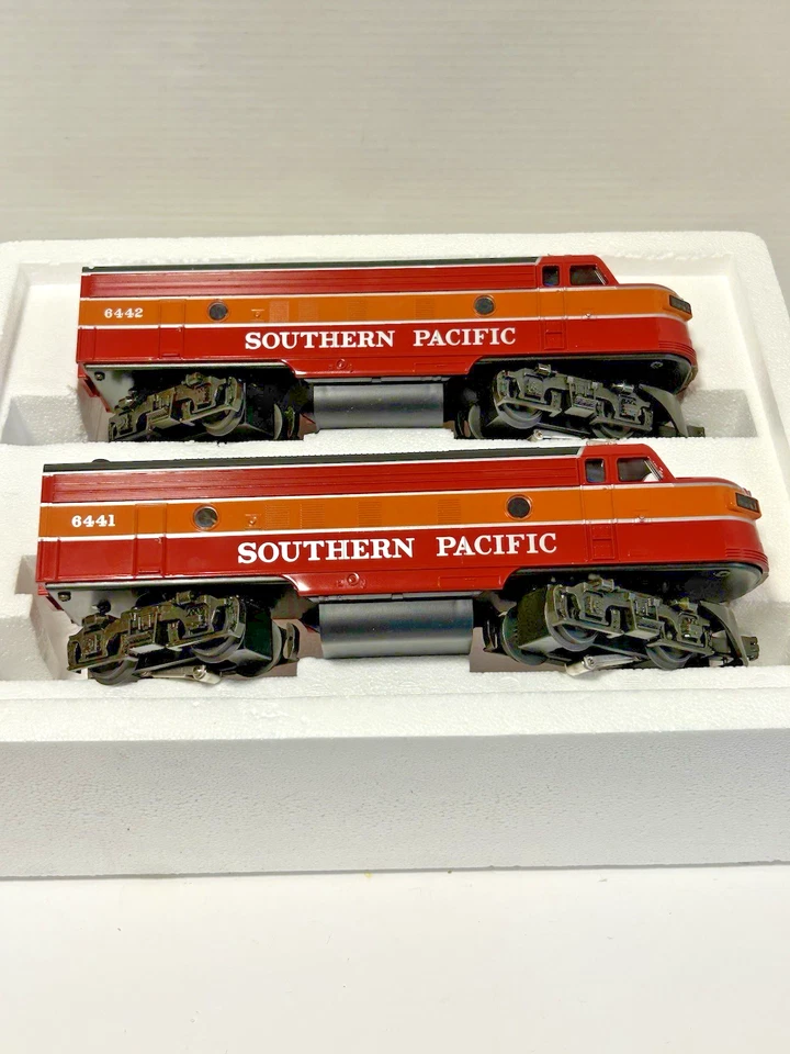 WILLIAMS #4307 SOUTHERN PACIFIC  F7 AA DIESEL LOCOMOTIVE SET, O Gauge. NEW - Image 3 of 4