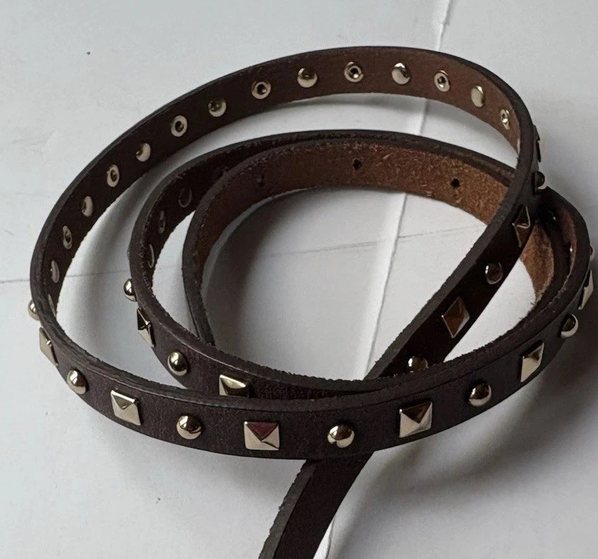 J. Cinturón ajustado de cuero marrón Crew con detalles tachonados dorados talla M (38” punta a hebilla) Foto 2 de 4