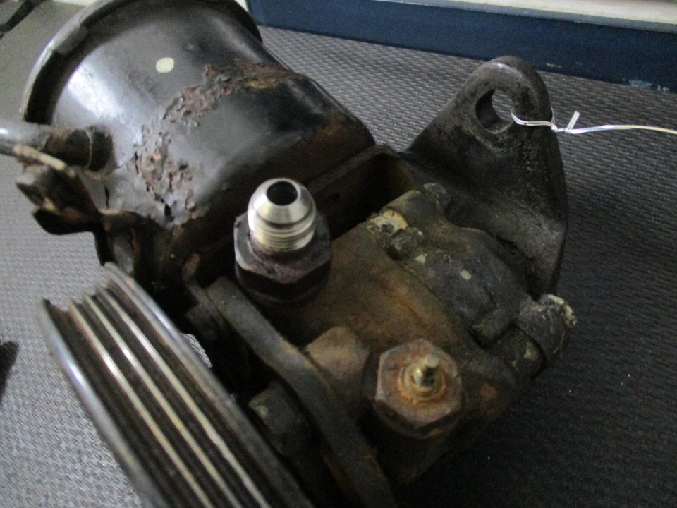 Mercury Capri 1991 - bomba de dirección asistida + depósito Foto 3 de 4