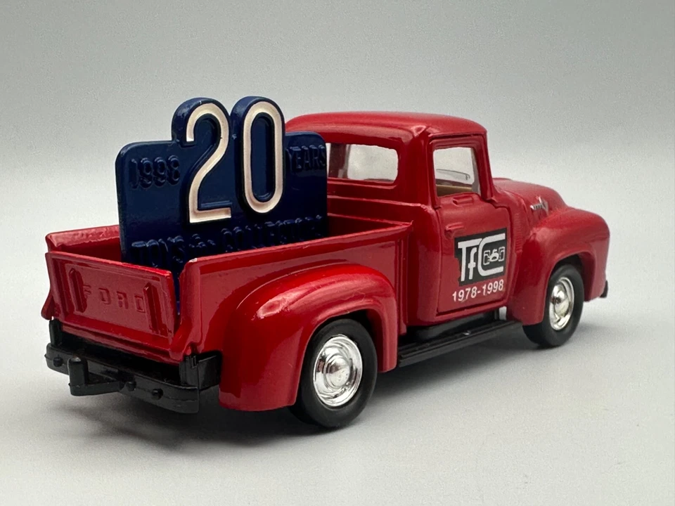 Ford F-100 1956 camioneta Road Champs, roja, TFC Racing 20 aniversario, 1:43, bonita Foto 3 de 4