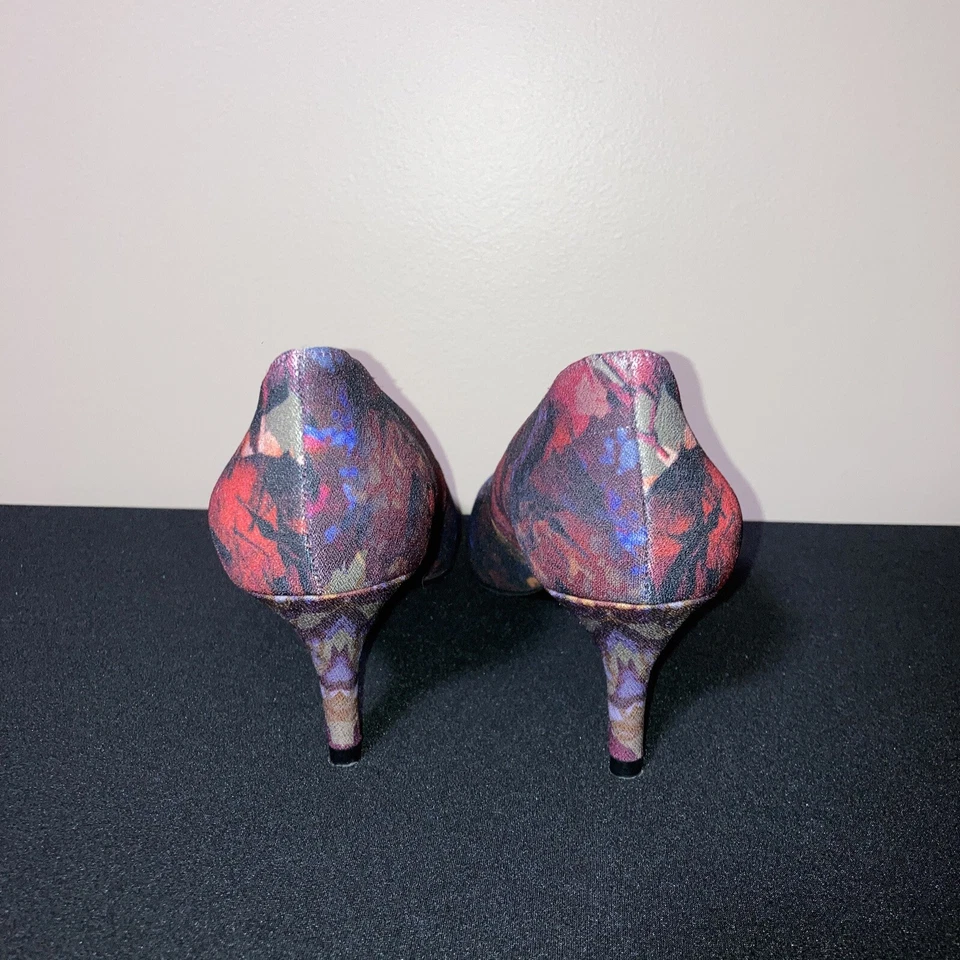 Tacones Nine West 7,5 M estampado floral y dorado Foto 3 de 4
