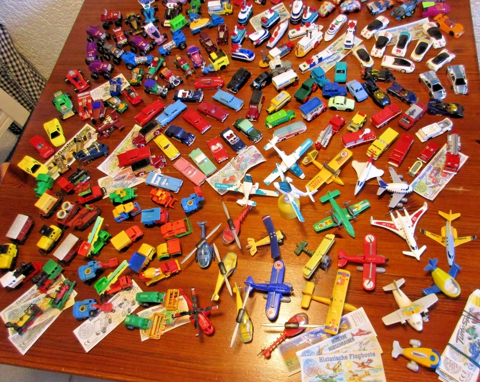 Ferrero Ü-Ei Fahrzeuge Konvolut - 185 Teile -Spielzeug -Auto-Flugzeug-Schiff-Zug - Bild 1 von 4