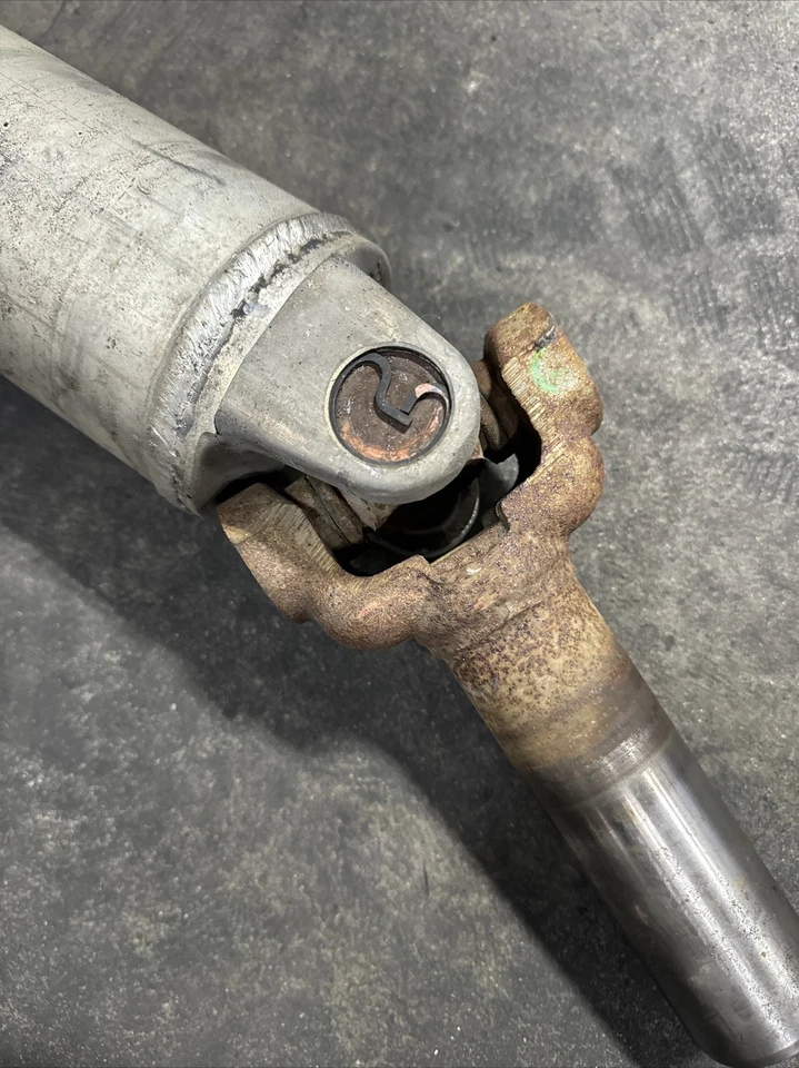 GMC Yukon Denali XL 2016 eje de transmisión trasero OEM 23251156 Foto 4 de 4