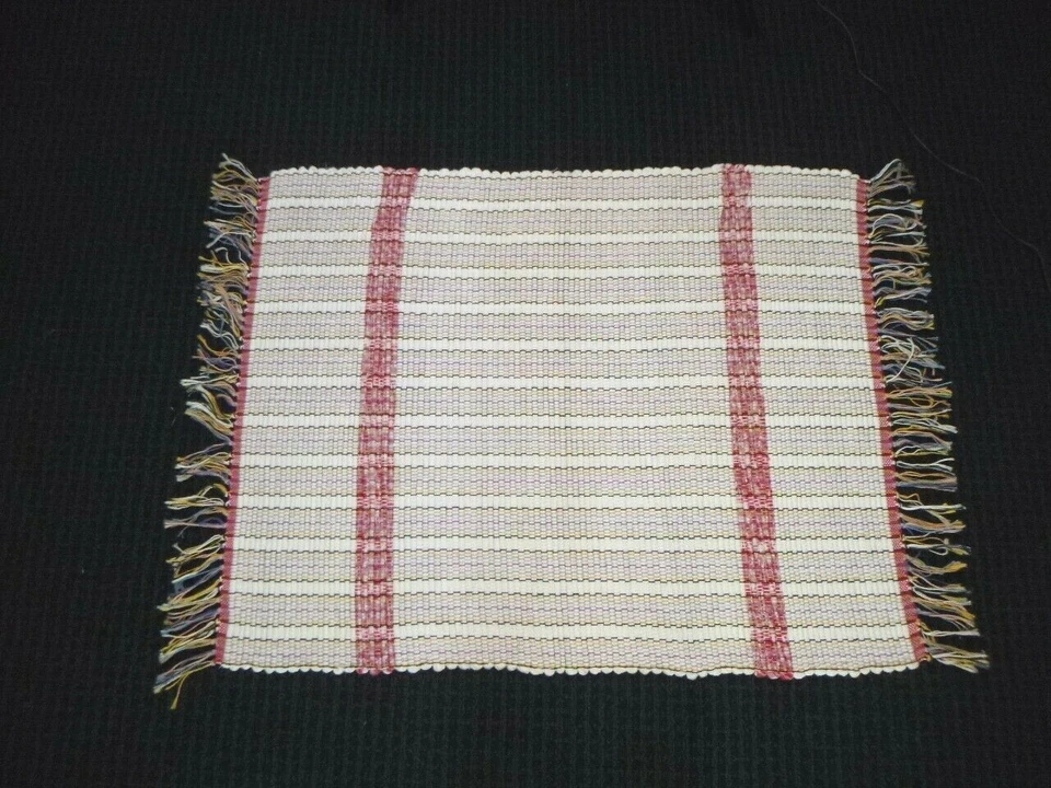 Alfombra de trapo blanca con rayas rojas flecos multicolores 25x38 NOS de colección Foto 2 de 4