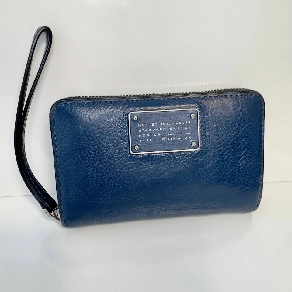 Cartera con cremallera de cuero azul marino MARC BY MARC JACOBS demasiado caliente para manejar Foto 2 de 4