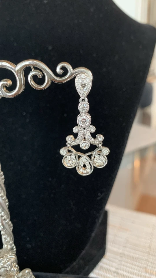 Висячие серьги Nadri с заклепками из хрусталя и паве серебристые - Изображение 2 из 4