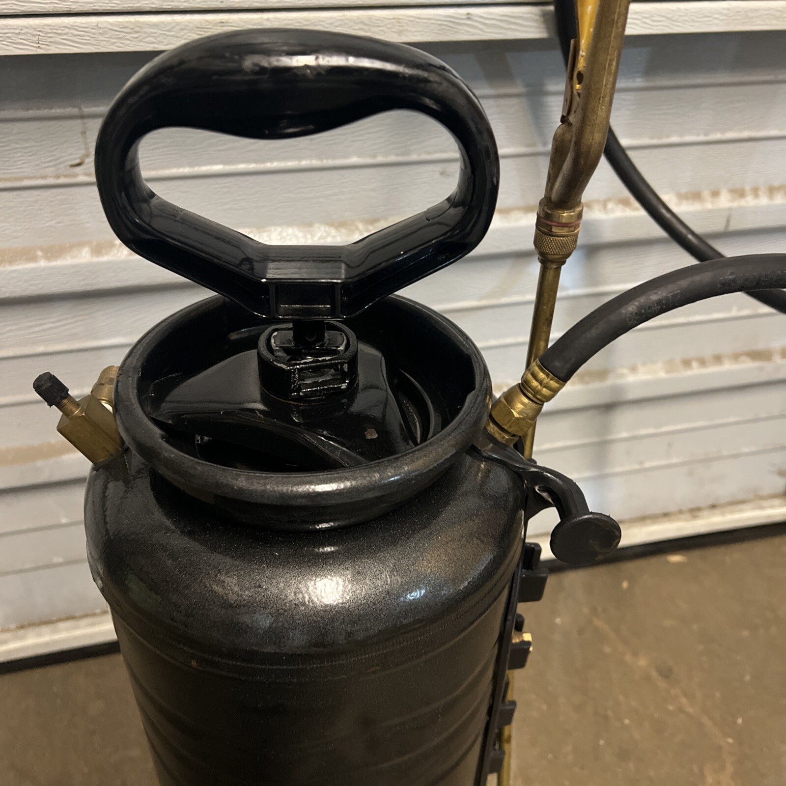 Chapin 1999: 3.5-gallon  Compressor Charged Concrete Tank Sprayer Used Surplus