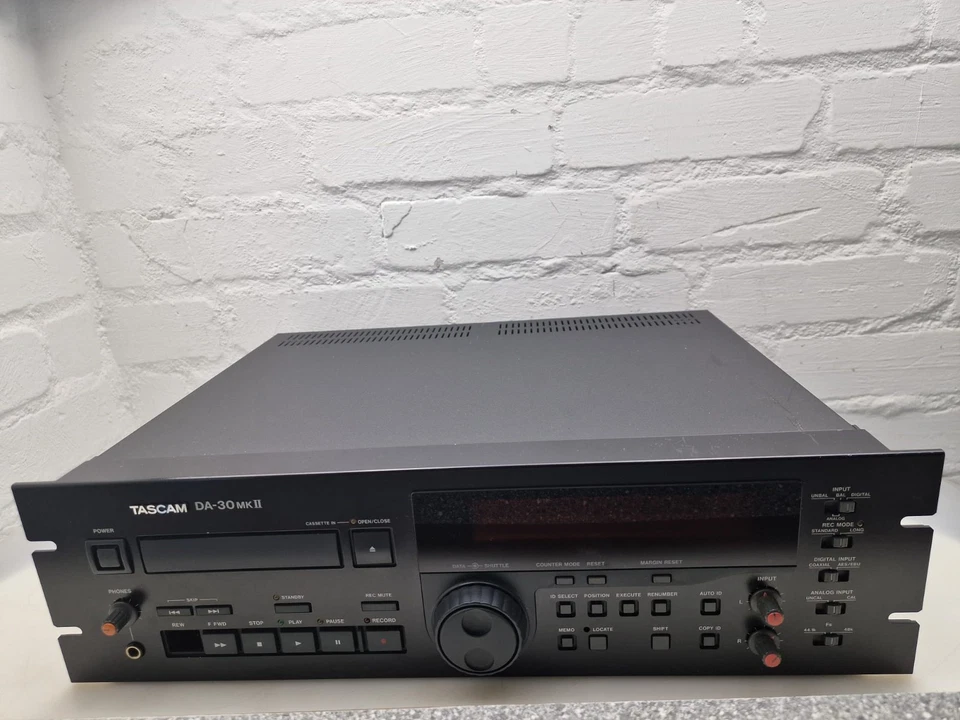 TASCAM DA-30MKII DAT Recorder Profi Digital Audio Kassettenspieler Studio Unit - Bild 3 von 4