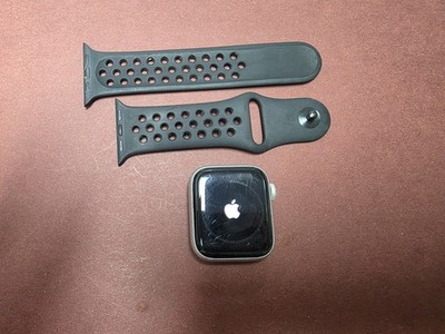 Apple Watch (Series 6) 40mm Silver Aluminum (GPS) with extra bands 