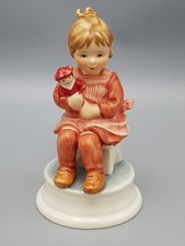 GOEBEL Figur Carl Larson M&auml;dchen Lisbet mit Puppe  auf Sockel ca. 13,5 cm TOP