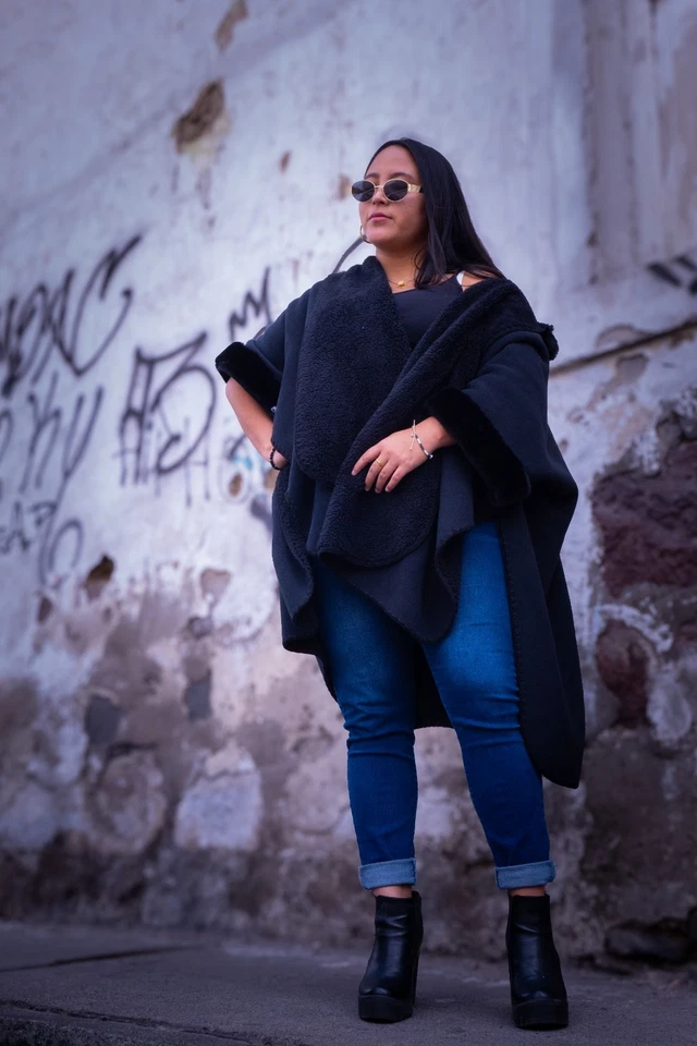 Luxury Baby Alpaca Samay Cape Coat – Soft, Warm, Elegant Women’s Wrap Poncho - Image 4 of 4