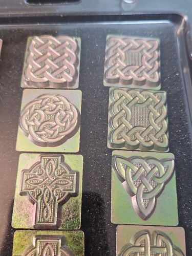 Nuovo SET TIMBRI CELTICI IN PELLE TANDY Ensemble Celtiques simboli irlandesi 13 pezzi - Foto 10 di 11