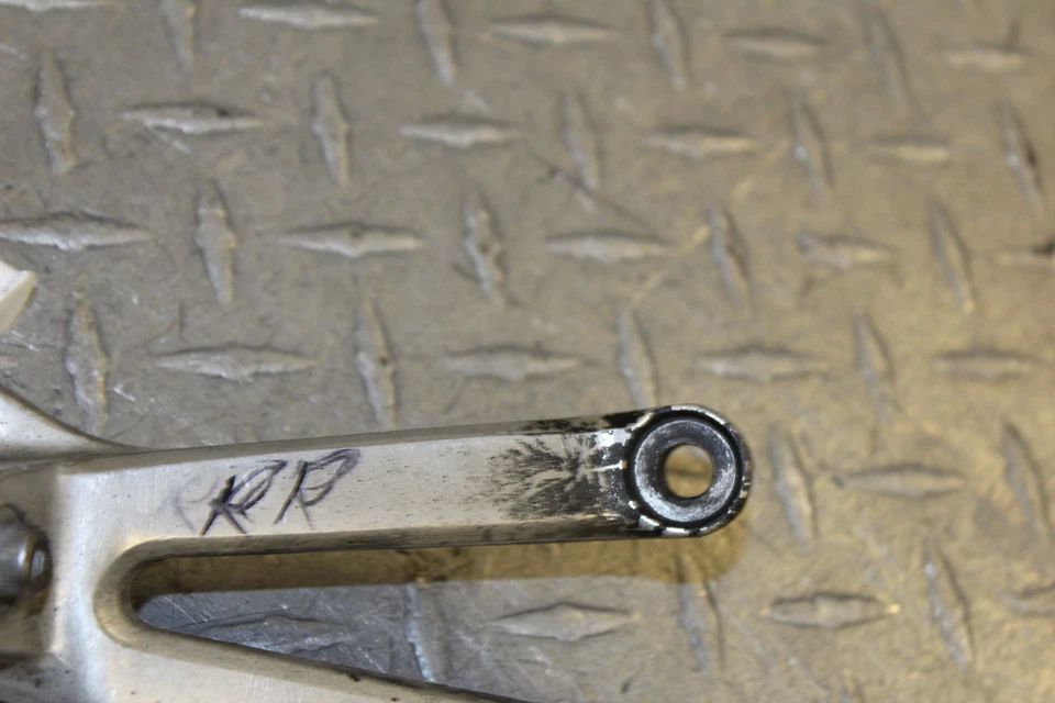 1999 YAMAHA YZF R1 YZFR1 SUPORTE DE PEG TRASEIRO DIREITO PASSAGEIRO - Imagem 2 de 4