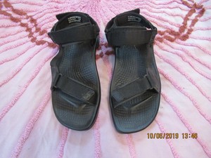 earth black sandals