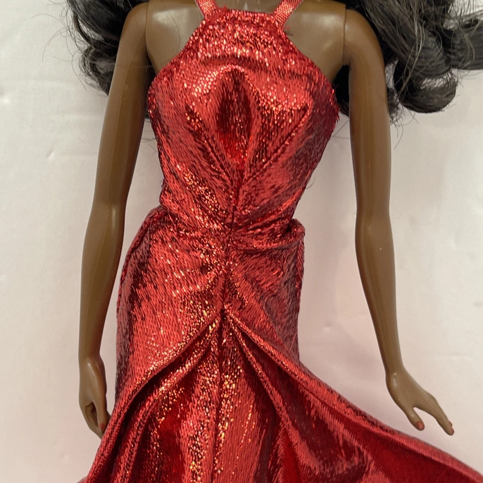 Barbie afroamericana modelo musa vestido de baile vestido de vacaciones rojo metálico Foto 3 de 4