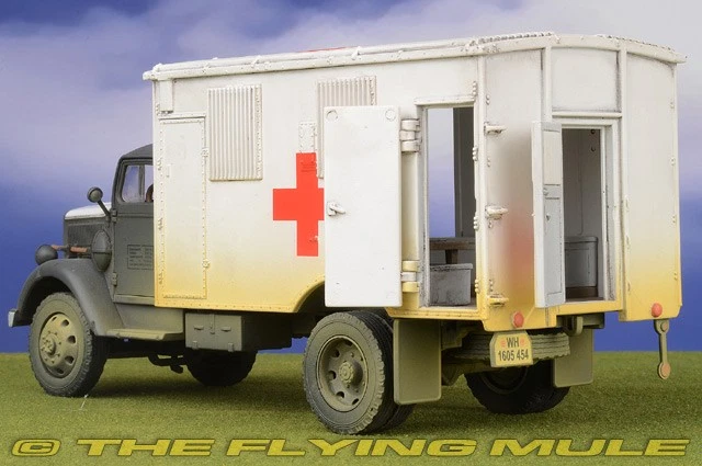 Forces of Valor 1:32 Kfz.305 Blitz Ambulance German Army w/1 Figure - Image 2 of 4
