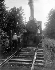 MAN LYING IN FRONT OF TRAIN ON TRACKS PHOTOGRAPH PHOTO PRINT