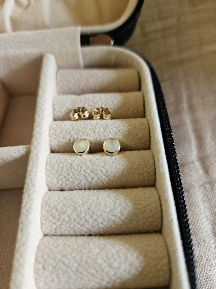 Pendientes de madreperla Kabana con incrustaciones de oro amarillo de 14K Foto 2 de 4