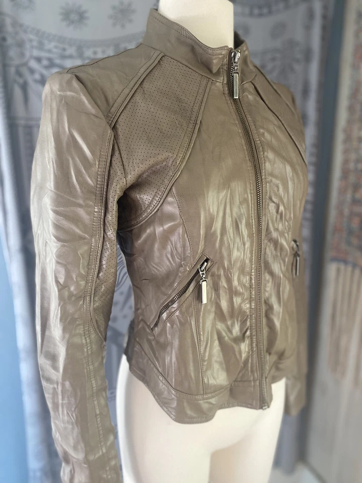 Chaqueta de moto de cuero vegano Wet Seal para mujer talla mediana Foto 2 de 4