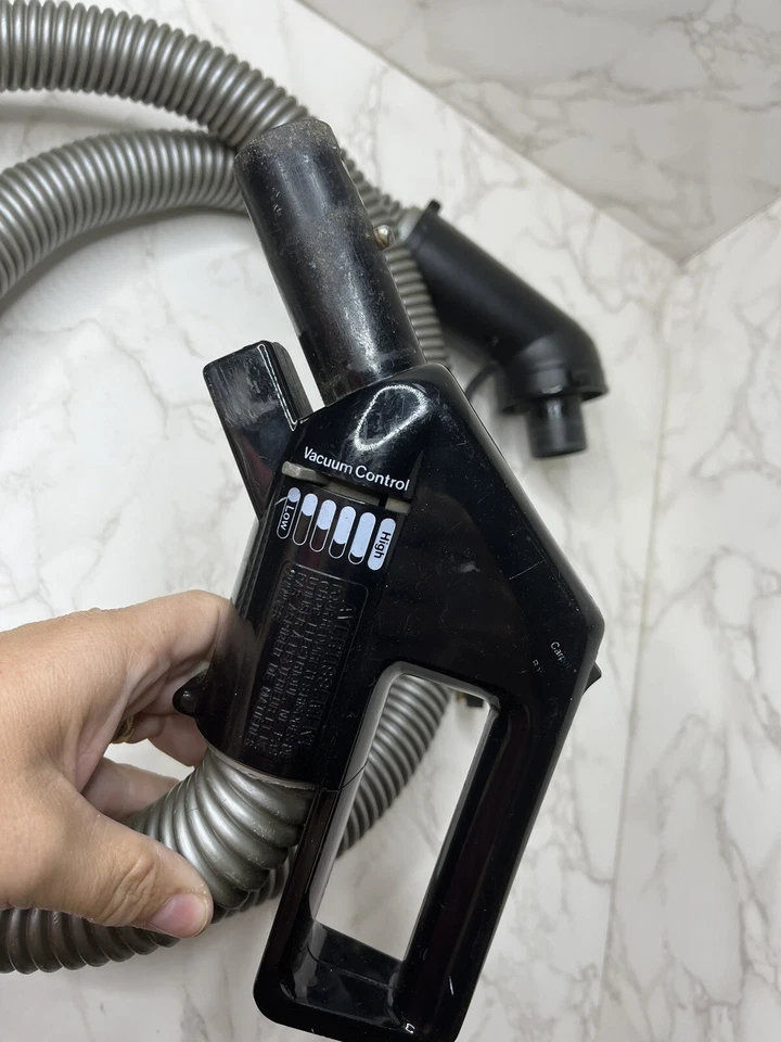 *Sistema eléctrico de limpieza para el hogar con bote de manguera Eureka Foto 2 de 3