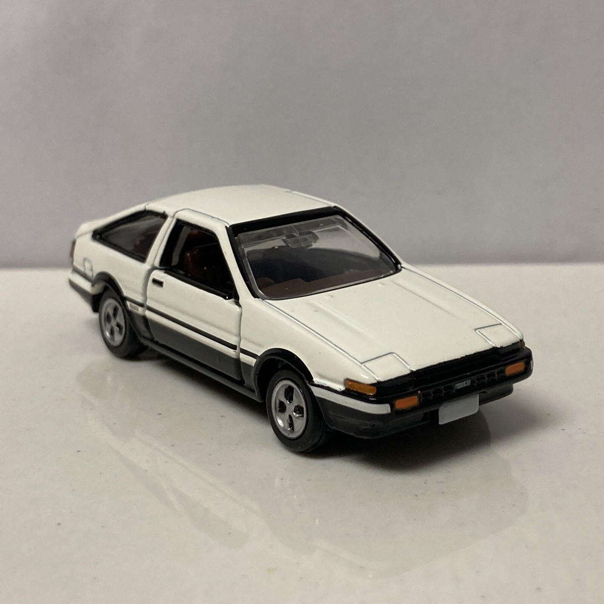 1984-1987 Toyota Sprinter Trueno AE86 Collectible 1/64 Scale