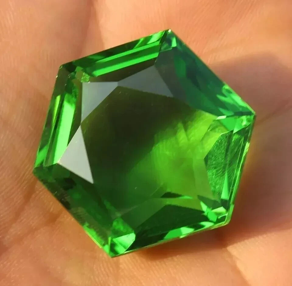Piedra preciosa suelta rara certificada con forma hexagonal brasileña de topacio verde natural de 700 quilates Foto 2 de 4