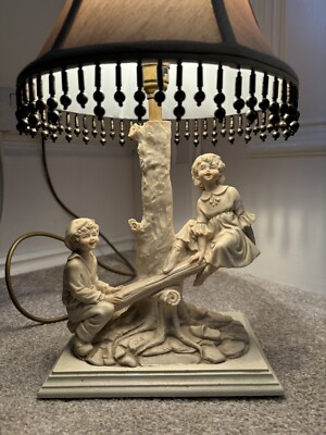 Atemberaubende Vintage Capo di Monte Stil Tischlampe Junge & Mädchen, Meersäge + Schirm sehr guter Zustand
