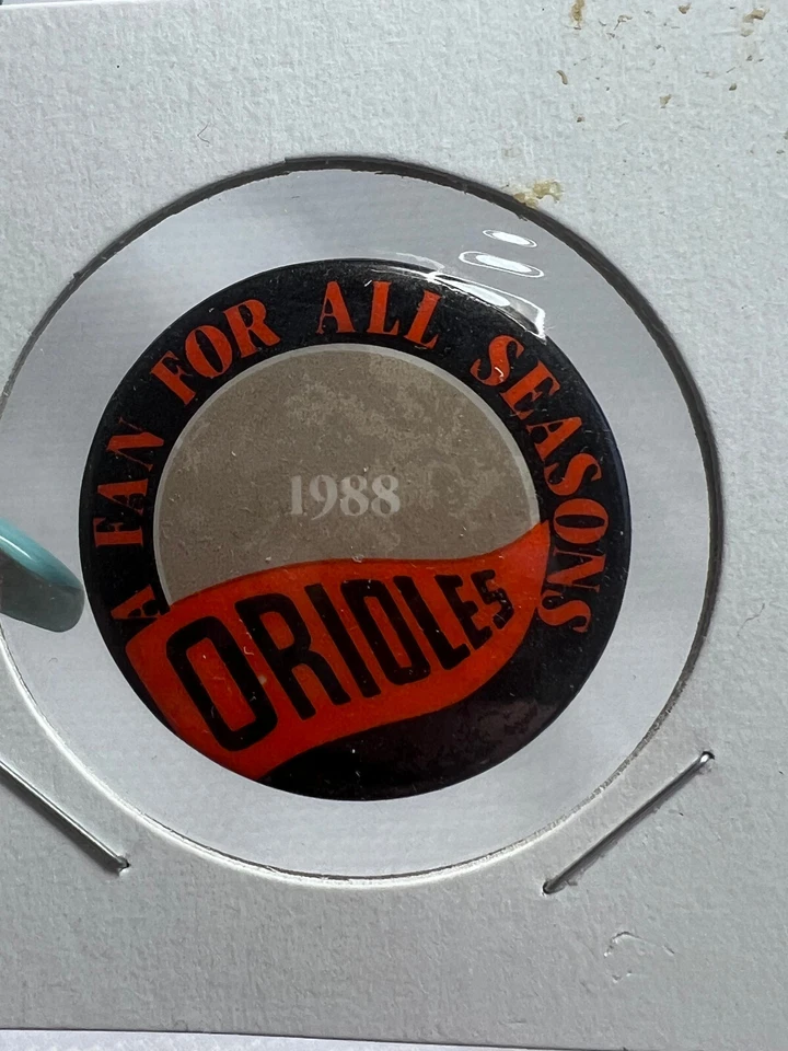 Baltimore Orioles MLB Lote de 3 Pines Frank Robinson, 1988 Pin de Botón y Pin de Pájaro Foto 2 de 4