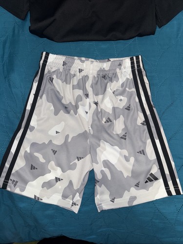 Boys Adidas Shorts Outfit. Size 6 - Picture 4 of 7