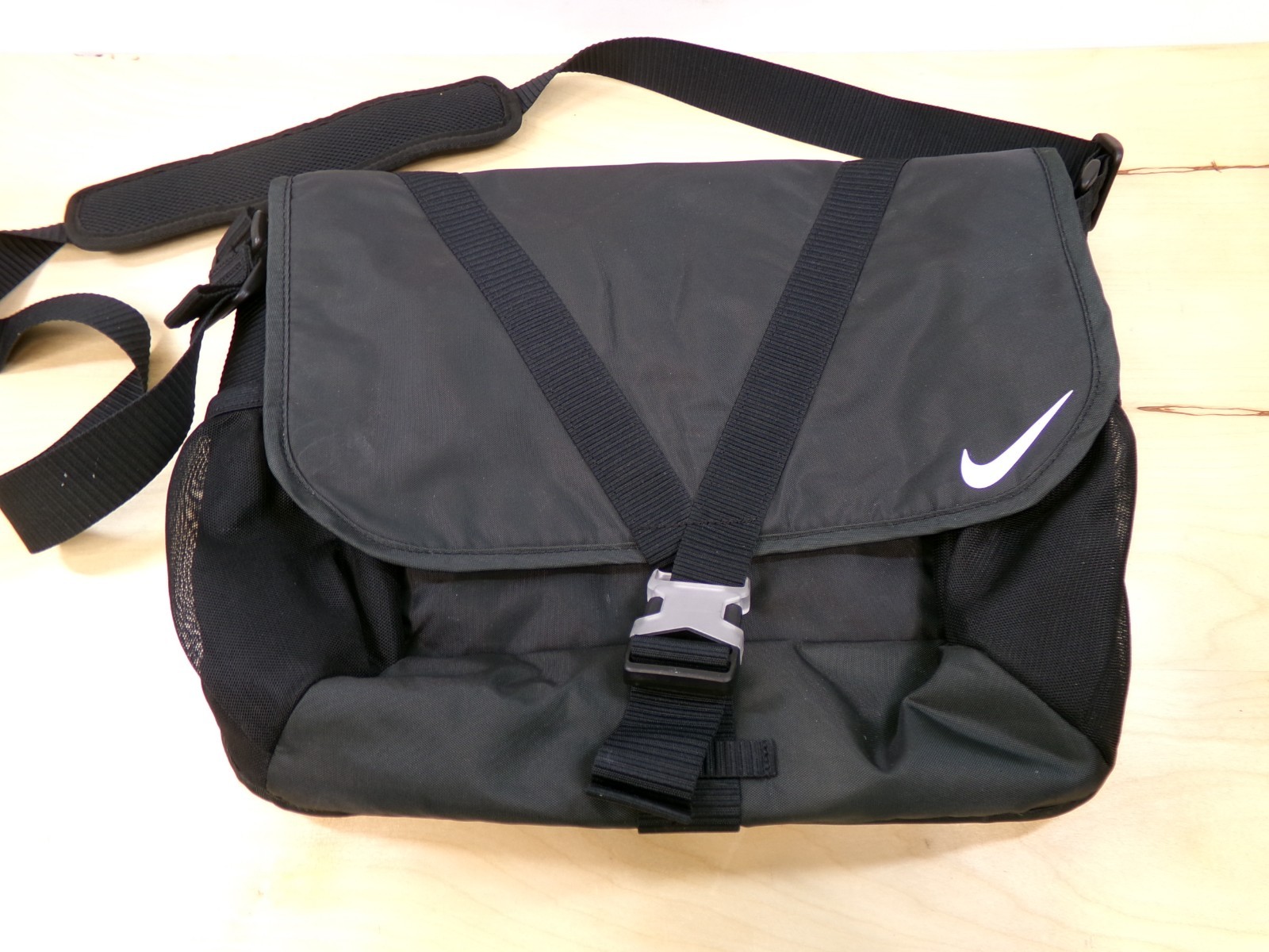 Nike Sportswear Essentials Shoulder Messenger Bag Laptop Tot