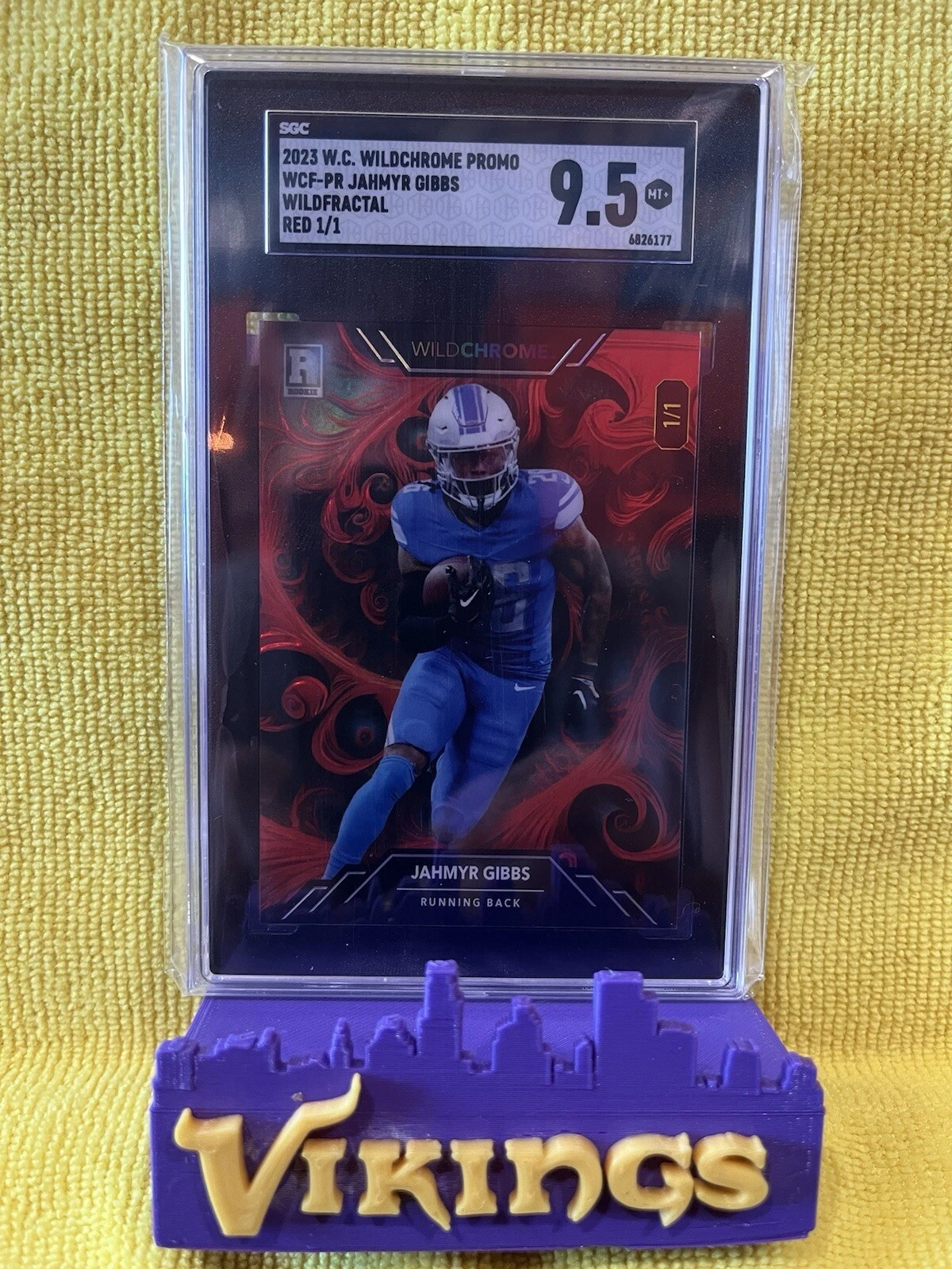 Jahmyr Gibbs Wild Card Wildchrome Pro-Look Wildfractal Promo #WCFPR Sparkles Foil-Rainbow 1/1