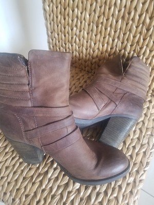 Steve Madden Raleighh Distressed Buckled Heeled Brown Boots