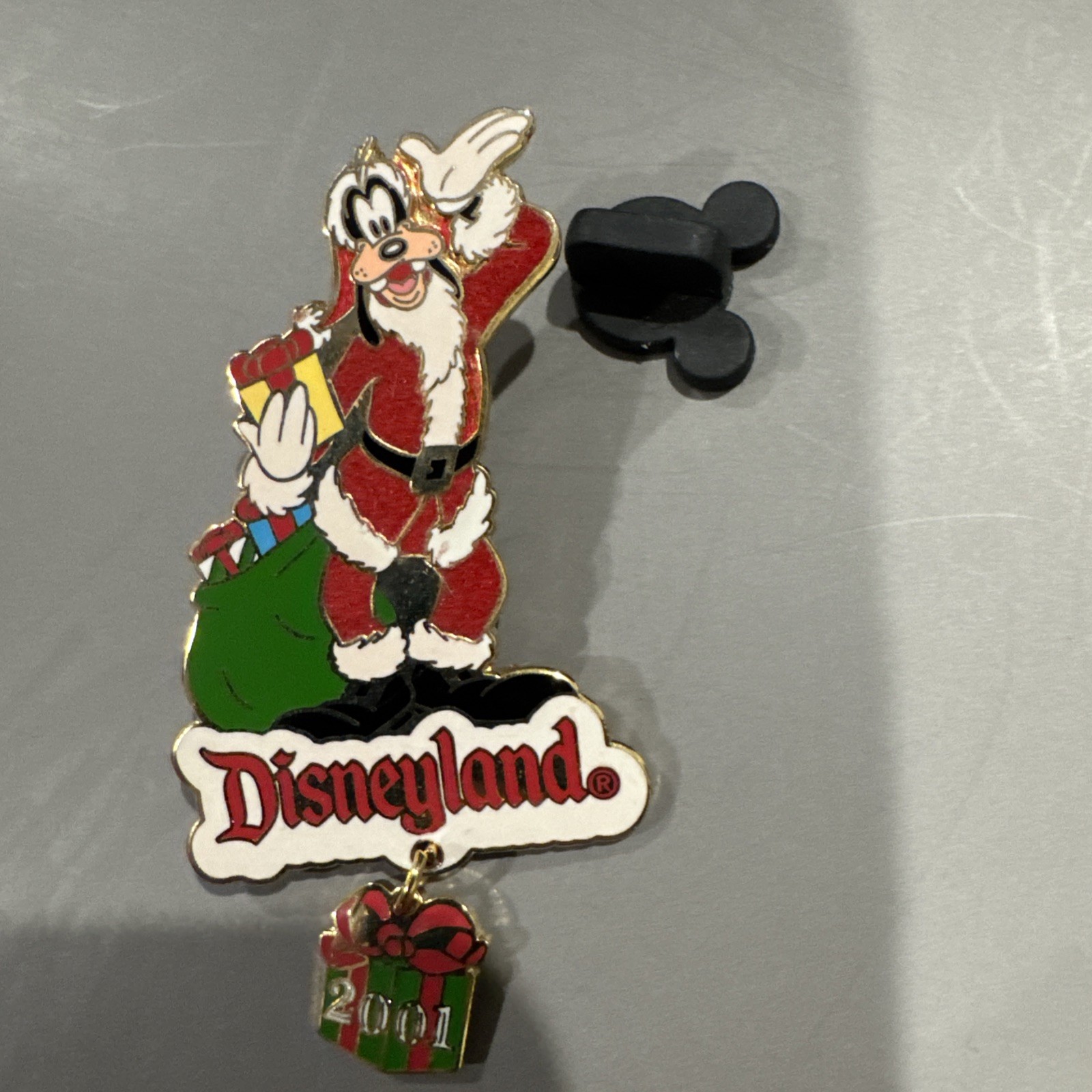 Disney - Christmas 2001 - Goofy as Santa Claus - Dangle LE Pin