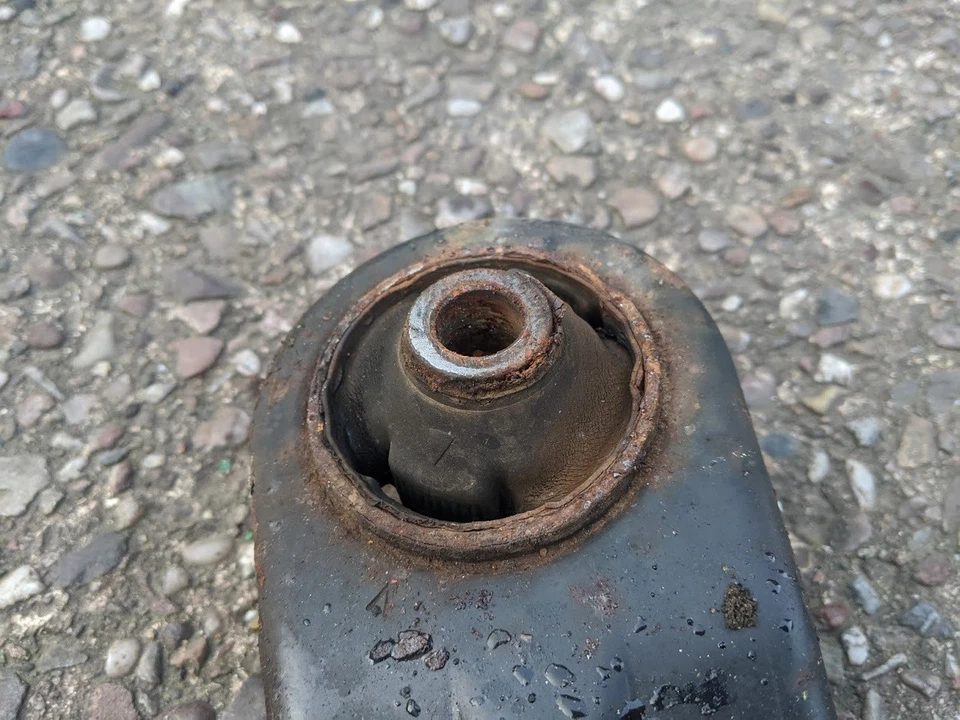 TOYOTA RAV4 MK3 RIGHT FRONT LOWER WISHBONE CONTROL ARM - Image 3 of 4