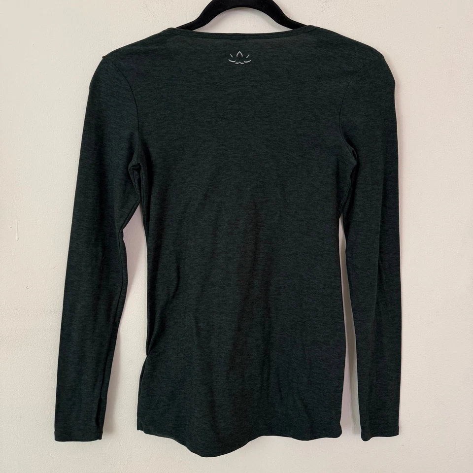 Beyond Yoga Bump Featherweight Feels Like Home Longsleeve Maternity Top Green-XS - Image 2 of 4
