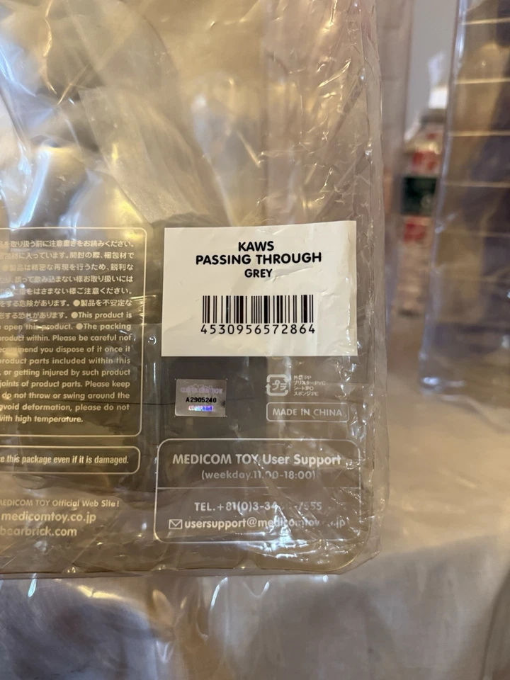 Figura Vinilo Kaws Passing Through Edición Abierta Gris Foto 3 de 4