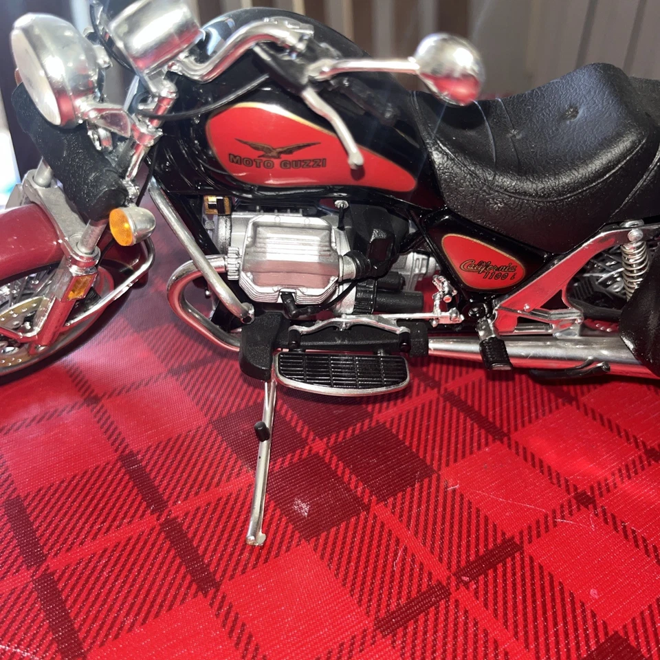 MAI31603 Maisto Moto Guzzi California 1100 i 1/10 - Immagine 3 di 4