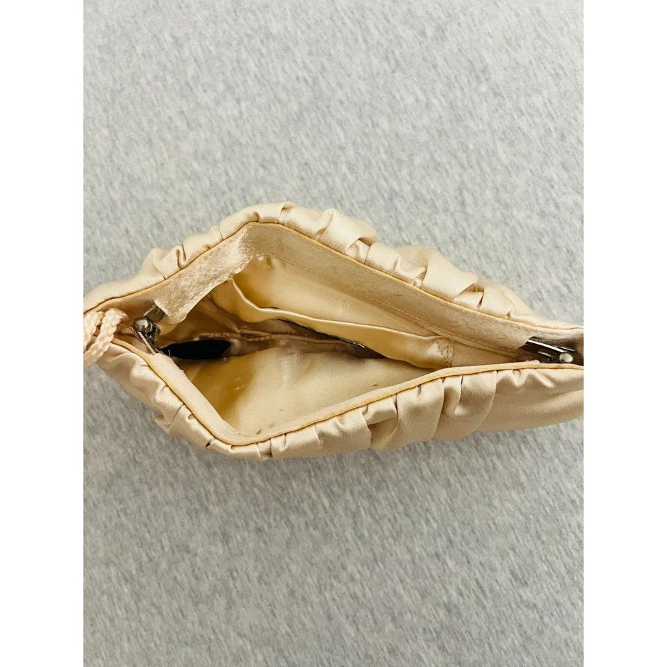 Bolso sin asas Style & Co. satinado acanalado crema con bolsillo interior Foto 3 de 4