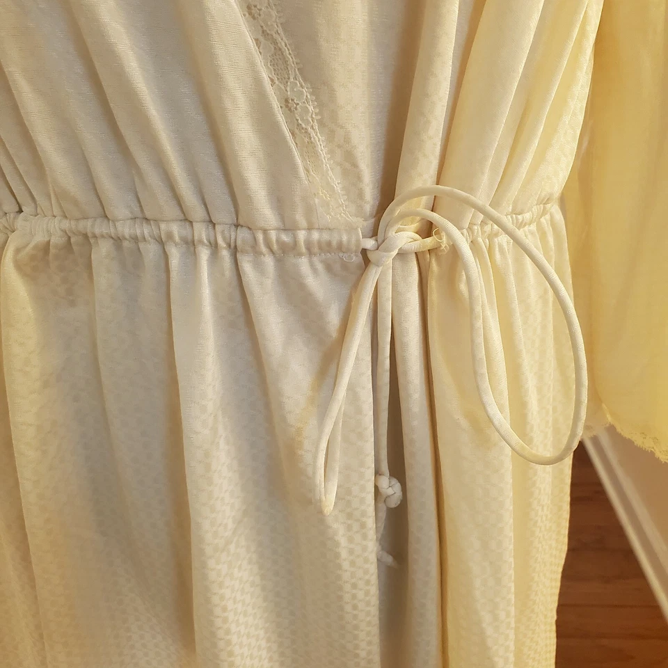 Conjunto de vestido y bata de encaje de nailon con textura crema coleccionables JC Penney de colección Foto 4 de 4