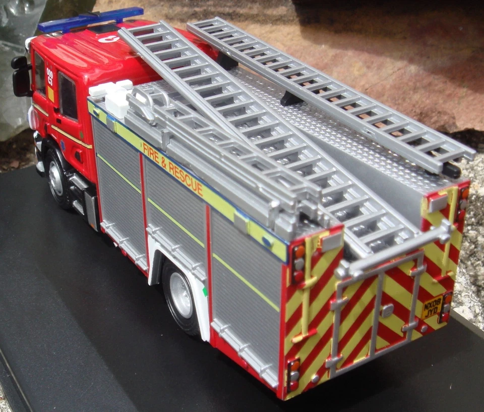 Oxford 1/76 Scale Scania Pump Ladder - Cleveland Fire & Rescue 76SFE001 - Image 4 of 4