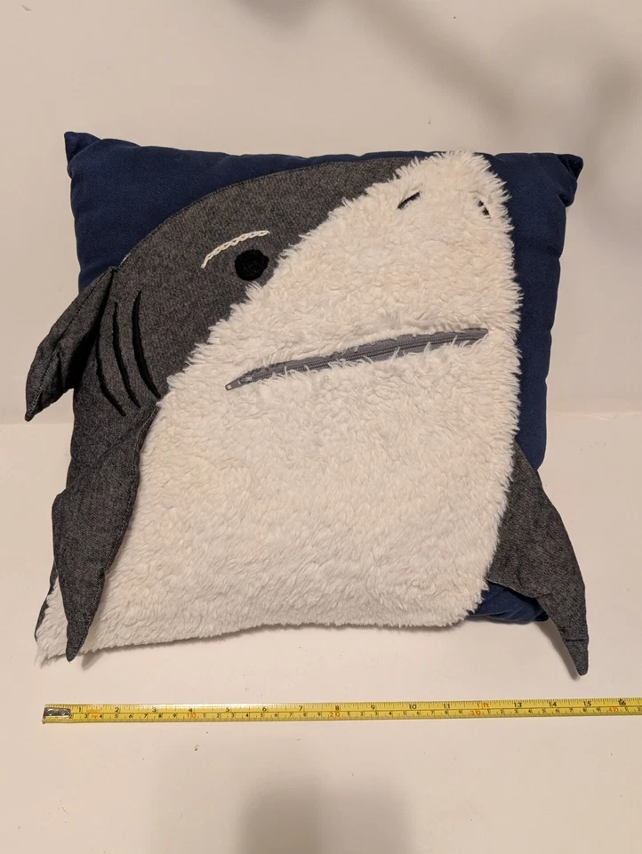 Almohada Pottery Barn Kids mordedura de tiburón cremallera bolsa dientes 3S aletas 14" Foto 3 de 4