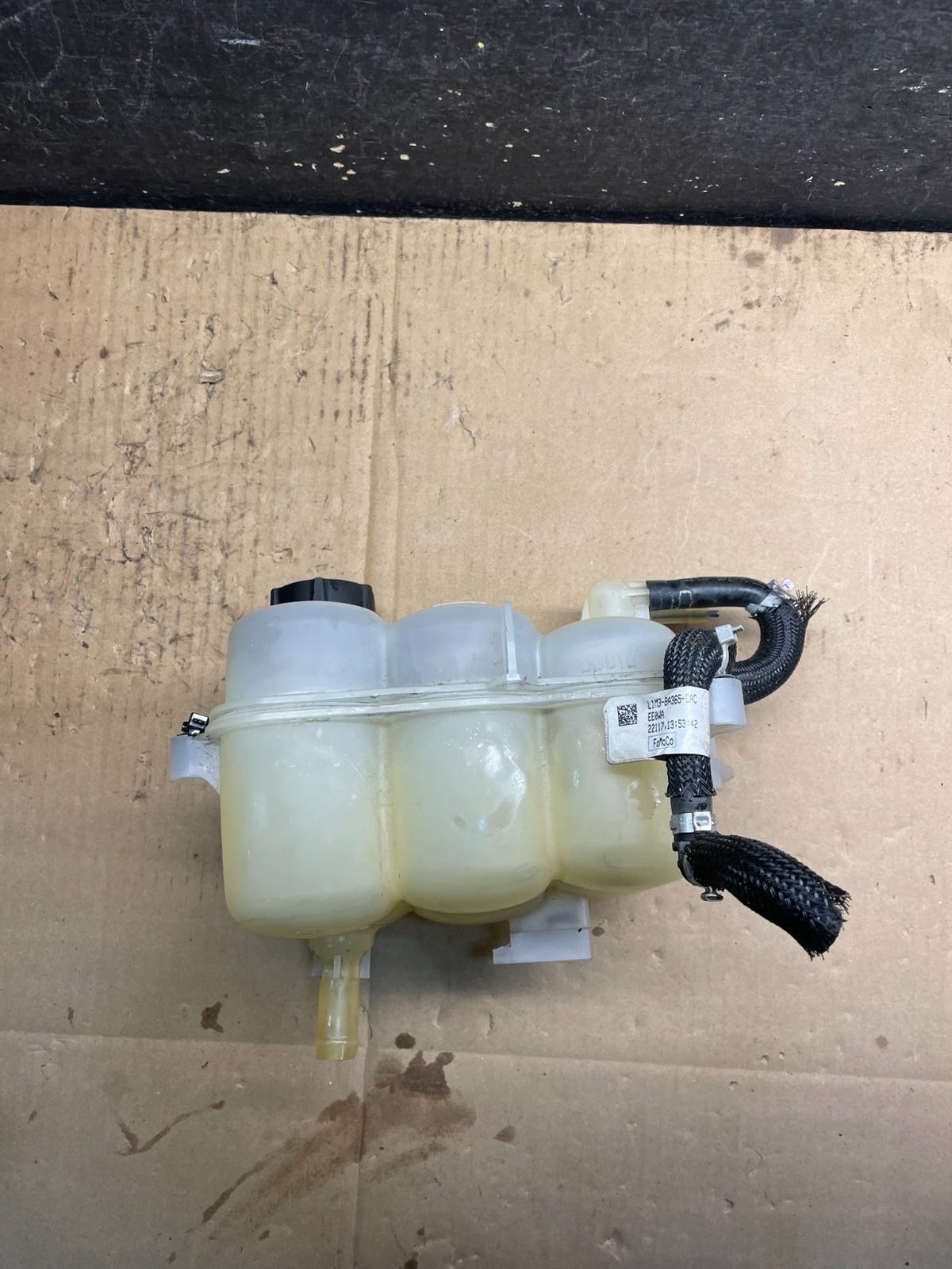 2020-2023 Ford Explorer Radiator Coolant Recovery Bootle Tank  W7080 DG