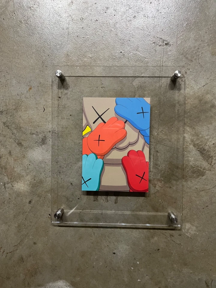 Arte de pared Kaws enmarcado Foto 4 de 4