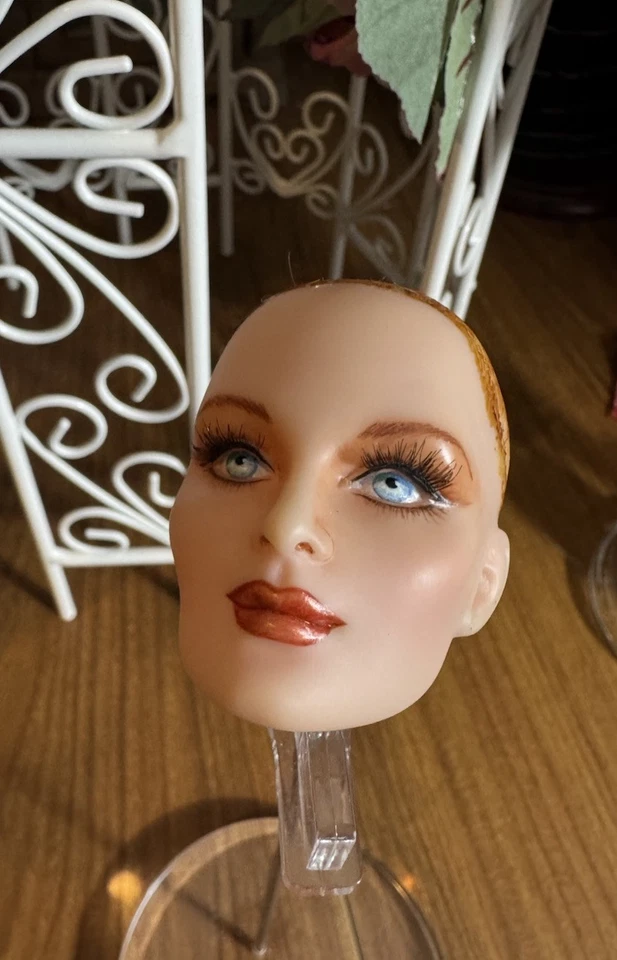 MUÑECA CED, 20 PULGADAS DE ALTO, PARA PIEZAS O REPARACIÓN, LEER POR FAVOR Foto 3 de 4