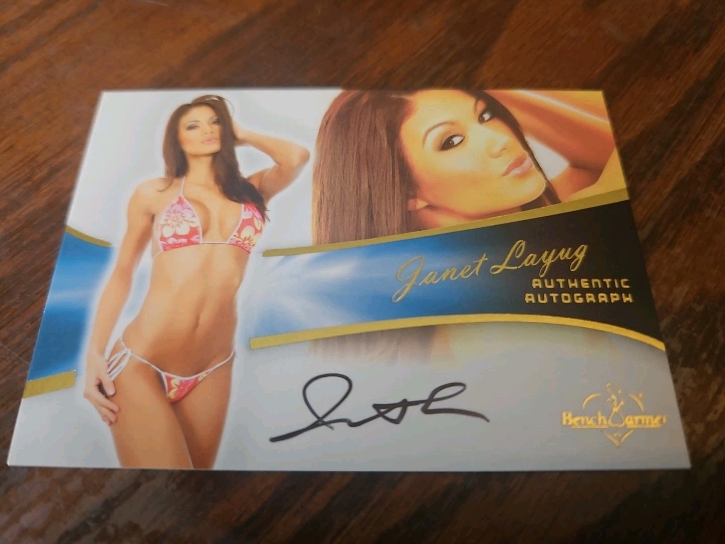2013 Benchwarmer Gold Foil Janet Layug #20 Hooters Girl Autograph Bubble Gum Card