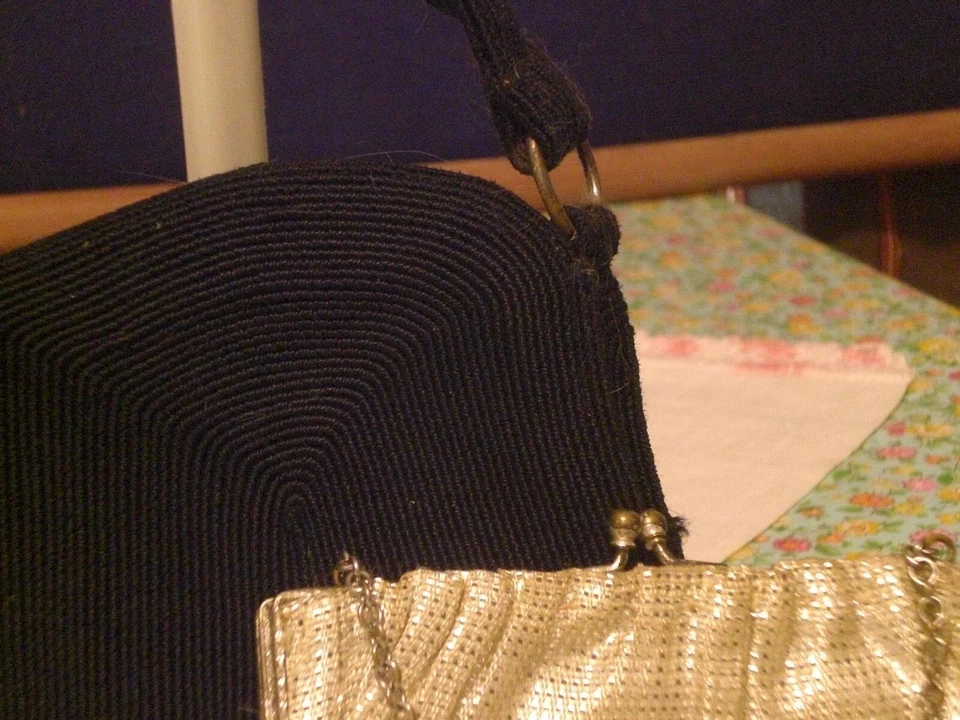 LOTE DE DOS MONEDEROS CORDE VINTAGE Y MONEDERO CLUCH PLATEADO SIN MARCA Foto 3 de 4