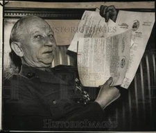 1949 Press Photo General Izyador Modelski holds evidence documents in Washington