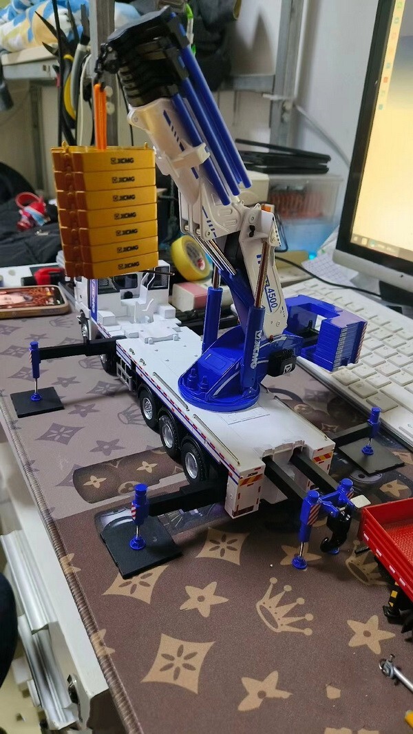 1/35 Scale XCMG SQZ4500 Articulated Boom Crane White Diecast Model