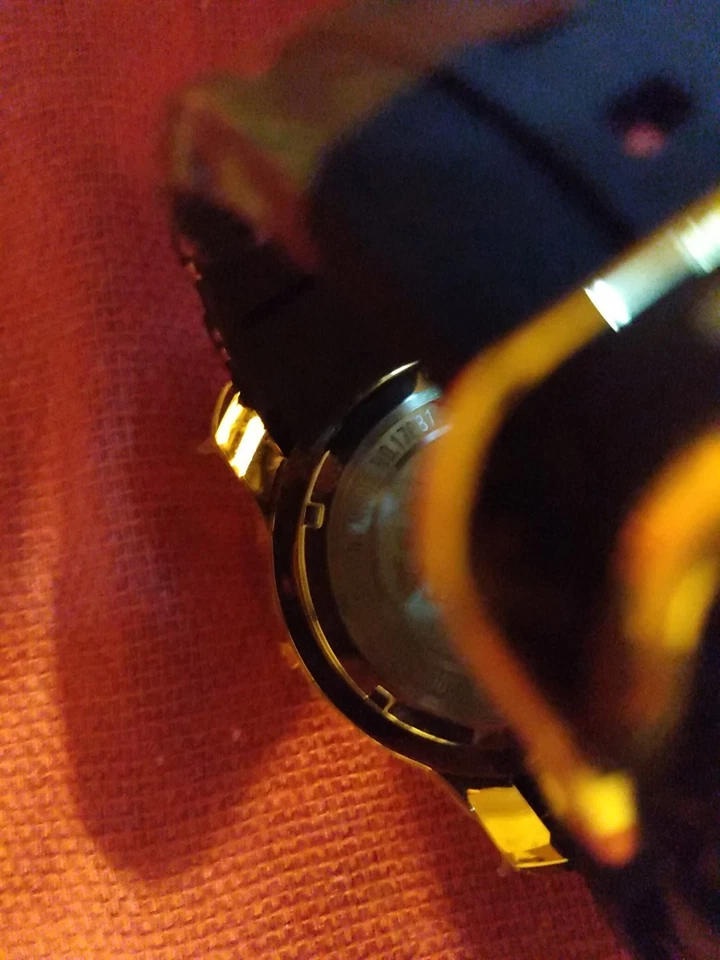 Invicta Pro para hombre con esfera dorada, bisel azul y caja dorada. Funciona muy bien Foto 4 de 4