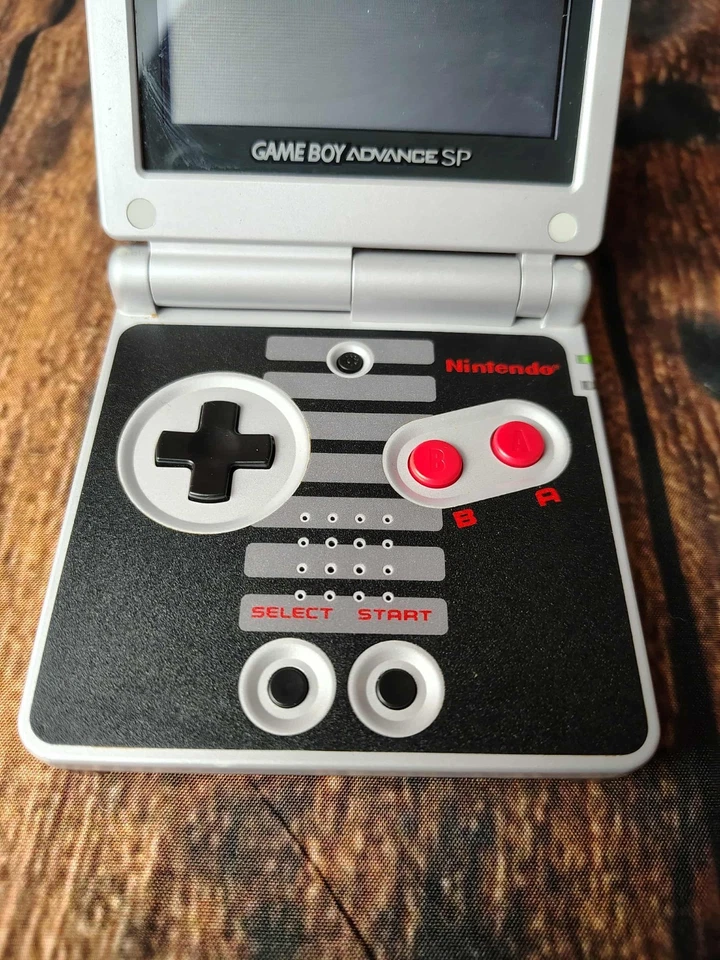 Sistema portátil NES Edition Nintendo Game Boy Advance SP con cargador Foto 4 de 4